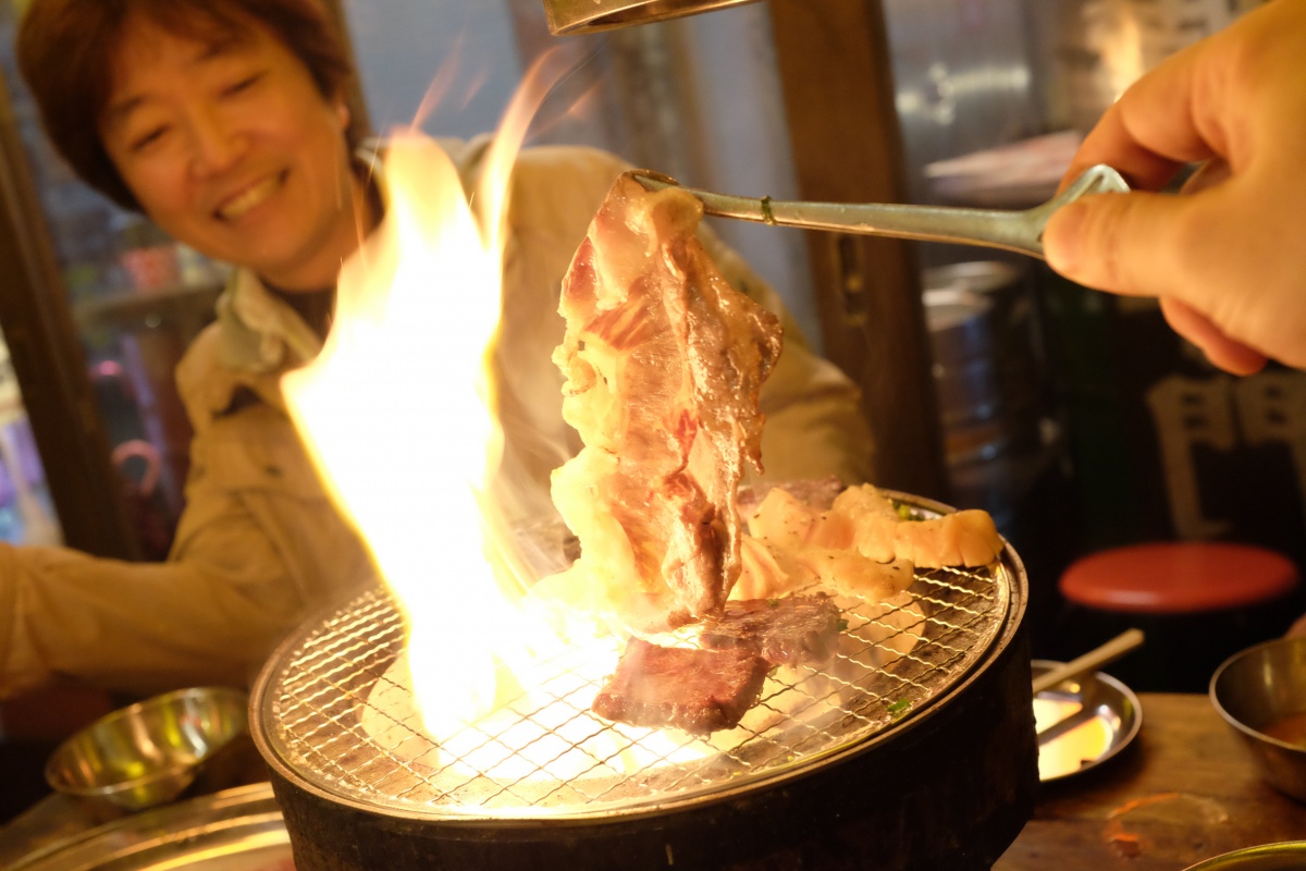 七輪で炎と煙に包まれながら社長あるあるをぶちまけるBOSS会議の夜