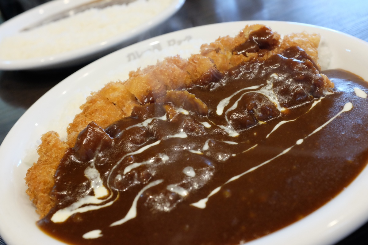 8時間以上かけて仕込んだカレールーを、さらに2～3日熟成させて仕上げるというカレーが自慢の専門店