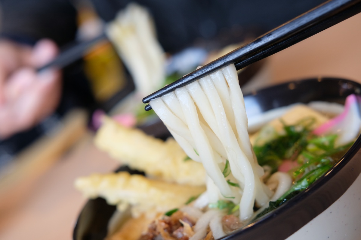 この一杯で五品味わえる一途五目うどん（だし巻き、ごぼう天、きつね、わかめ、肉 ）でナント500円