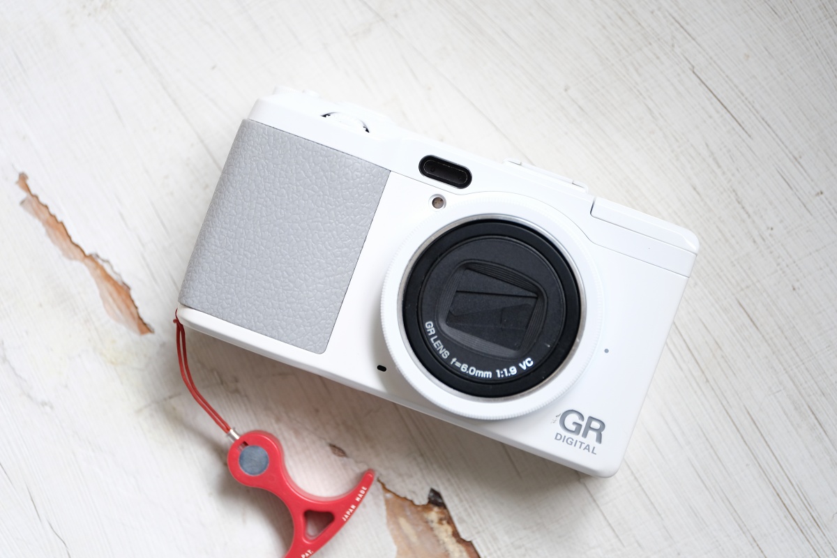 最強のスナップシューターRICOH GR DIGITAL Ⅳ WHITE EDITION