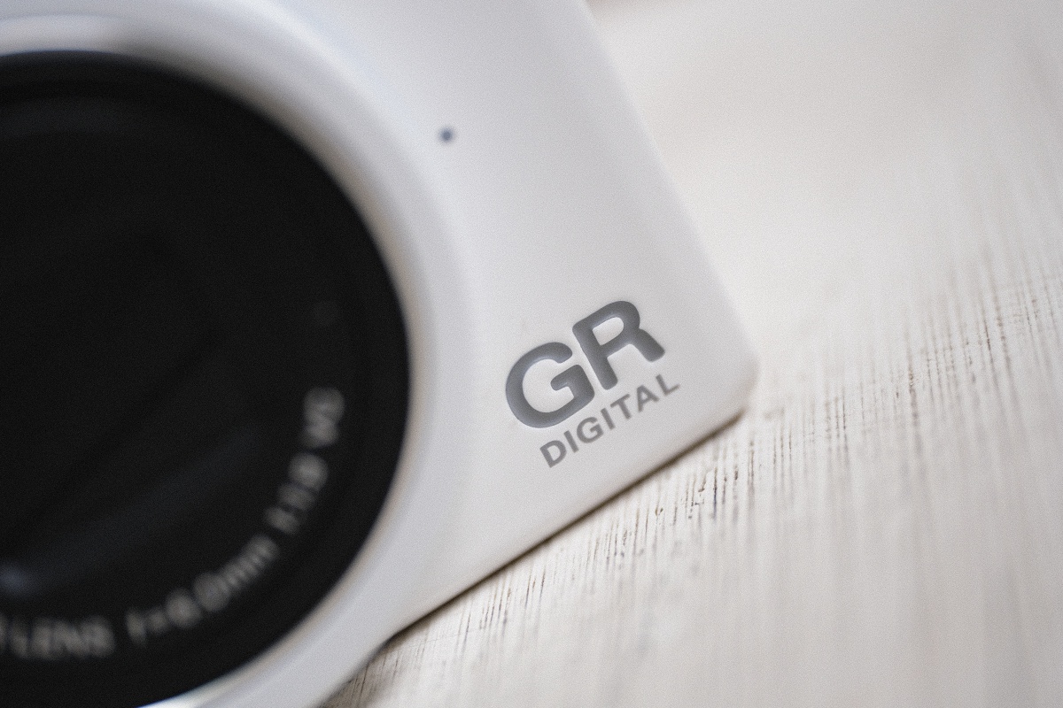 最強のスナップシューターRICOH GR DIGITAL Ⅳ WHITE EDITION