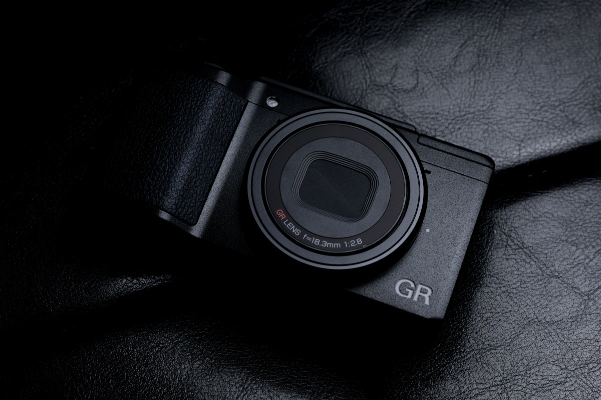 弊社グラフィックデザイナーみすずにはRICOH GRⅡが似合う