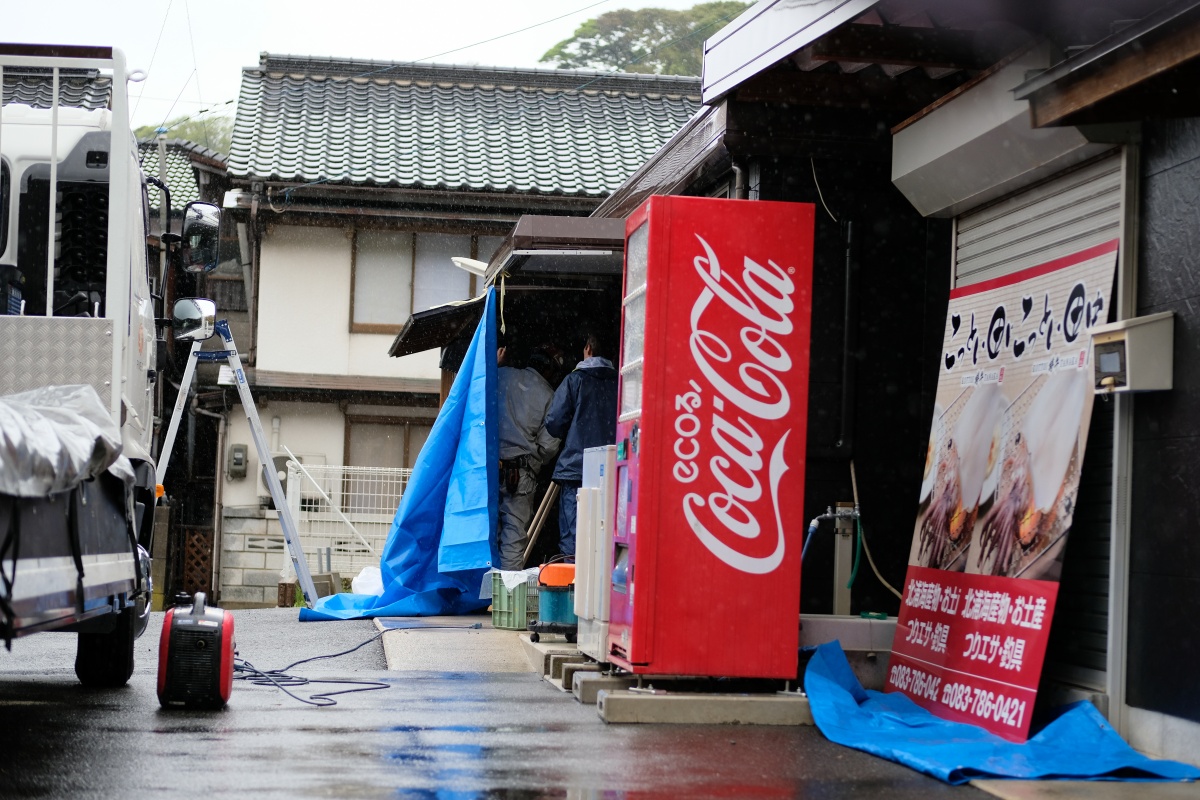 建物を黒色に塗装したことで引き立つサイン！角島大橋にお越しの際は是非お立ち寄り下さい！