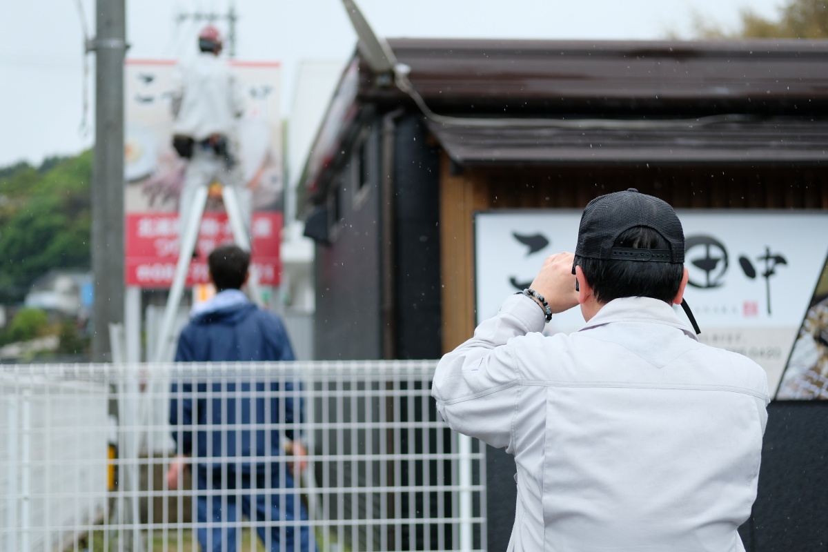 建物を黒色に塗装したことで引き立つサイン！角島大橋にお越しの際は是非お立ち寄り下さい！