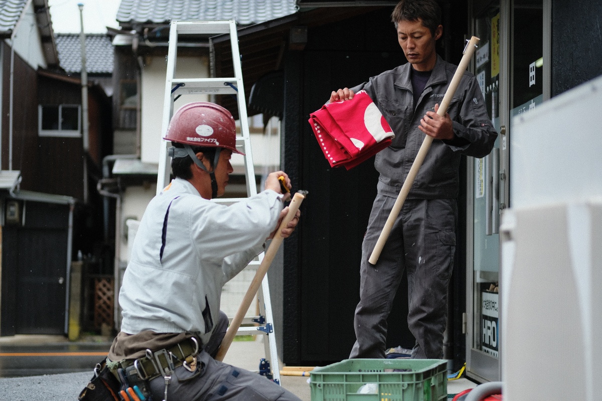 建物を黒色に塗装したことで引き立つサイン！角島大橋にお越しの際は是非お立ち寄り下さい！