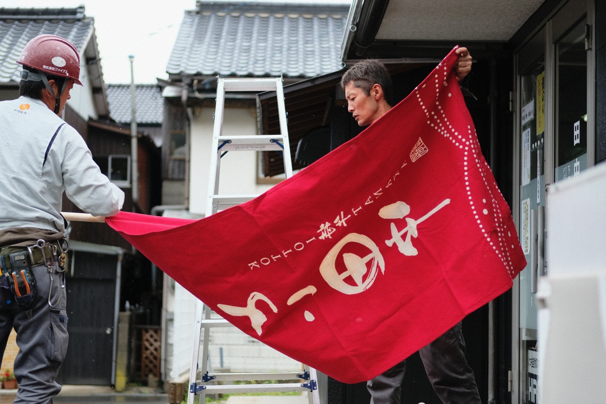 建物を黒色に塗装したことで引き立つサイン！角島大橋にお越しの際は是非お立ち寄り下さい！