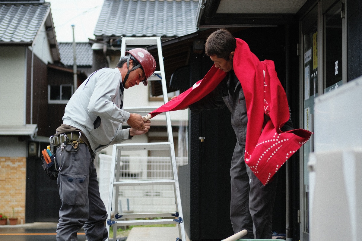 建物を黒色に塗装したことで引き立つサイン！角島大橋にお越しの際は是非お立ち寄り下さい！