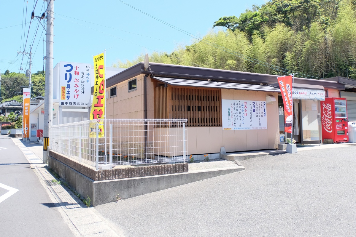 建物を黒色に塗装したことで引き立つサイン！角島大橋にお越しの際は是非お立ち寄り下さい！