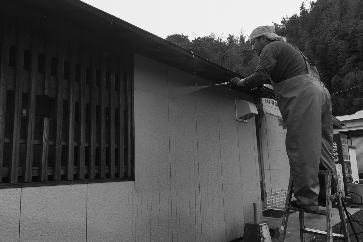 前日の雨がウソのように晴れ上がった下関市豊北町のこっとい田中で外装洗浄！