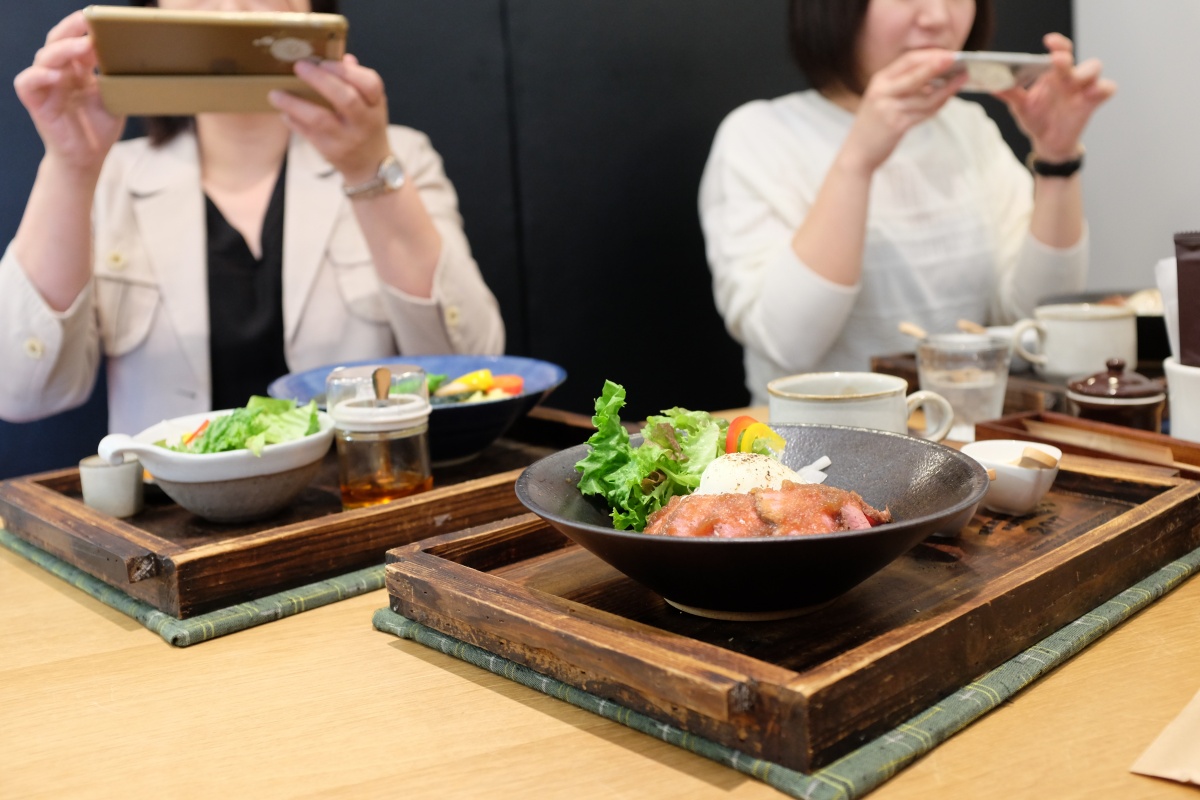 唐戸商店街で打ち合わせ後は、ものばんくのよろずカフェランチ！