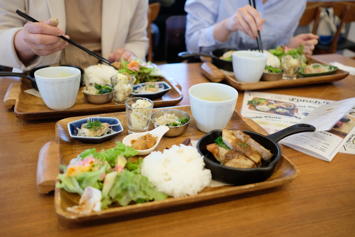 広い駐車場がある湯田温泉のカフェ・8TRACKS（ハチトラ）でランチ！