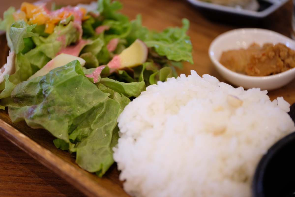 広い駐車場がある湯田温泉のカフェ・8TRACKS（ハチトラ）でランチ！