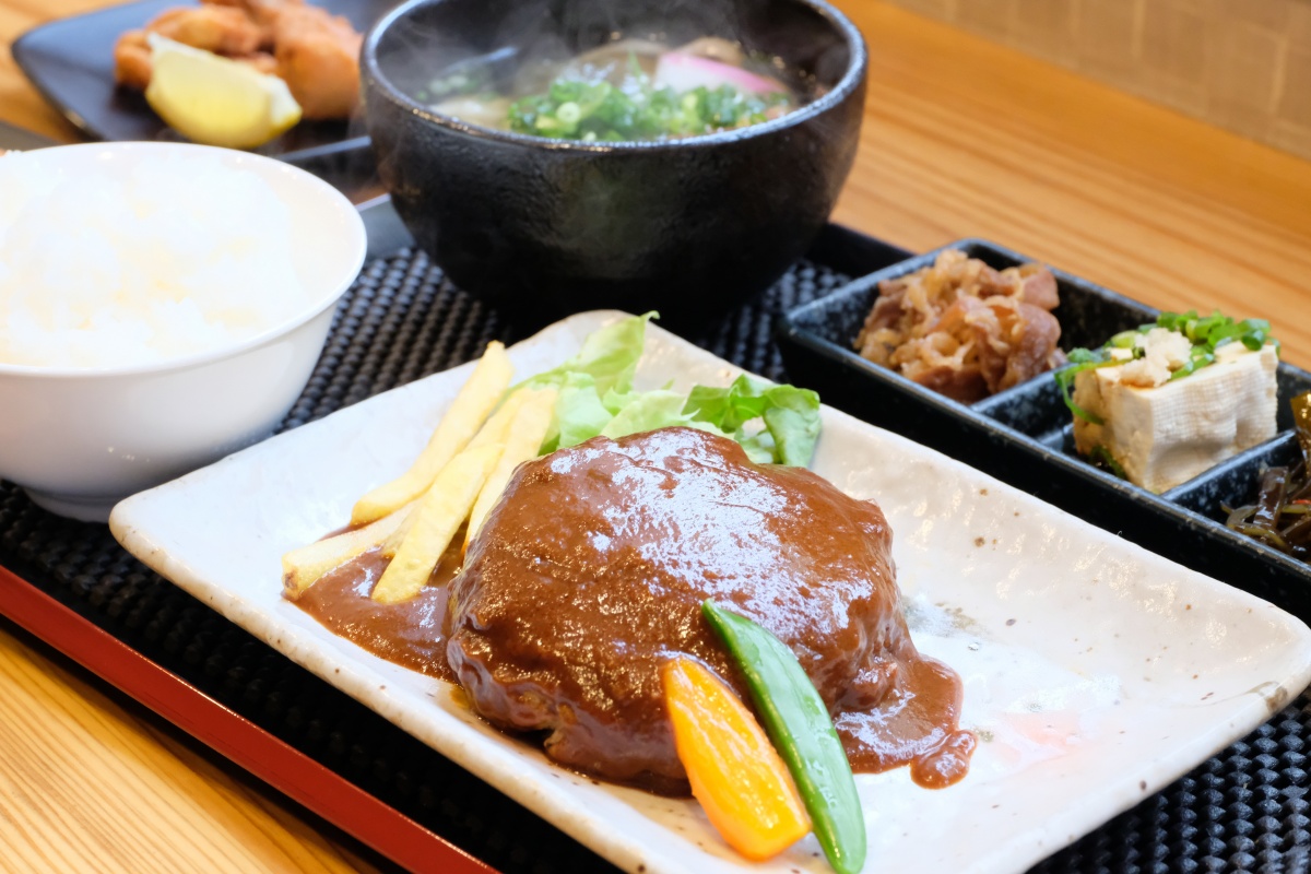 満席の一途うどんで食べるやわらかハンバーグの日替わり定食680円！