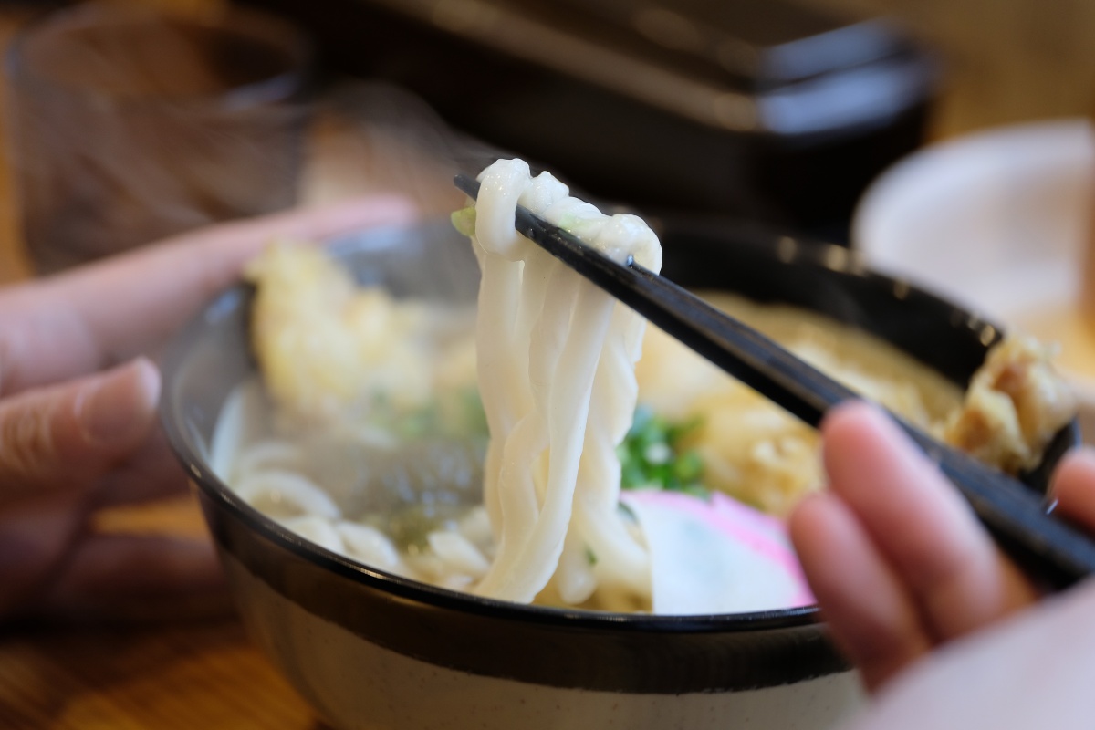 満席の一途うどんで食べるやわらかハンバーグの日替わり定食680円！