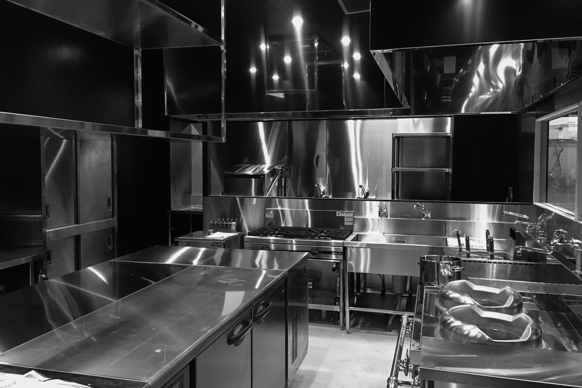 6月にオープンする「Chinese Kitchen 貴」厨房器具搬入設置とサイン工事