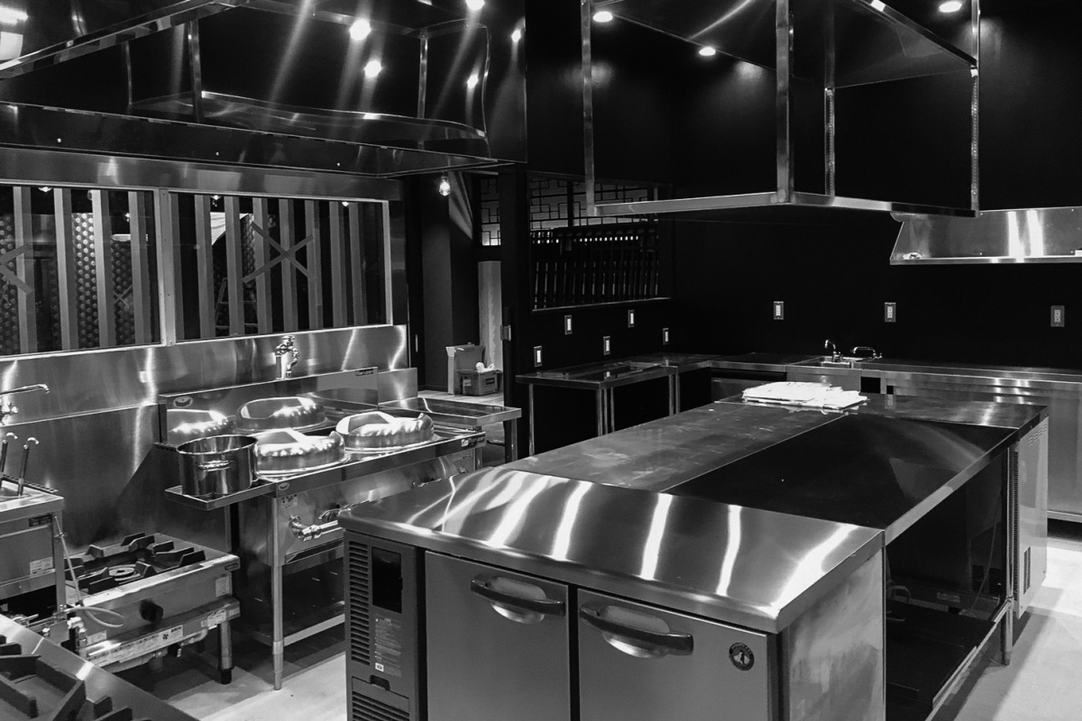 6月にオープンする「Chinese Kitchen 貴」厨房器具搬入設置とサイン工事