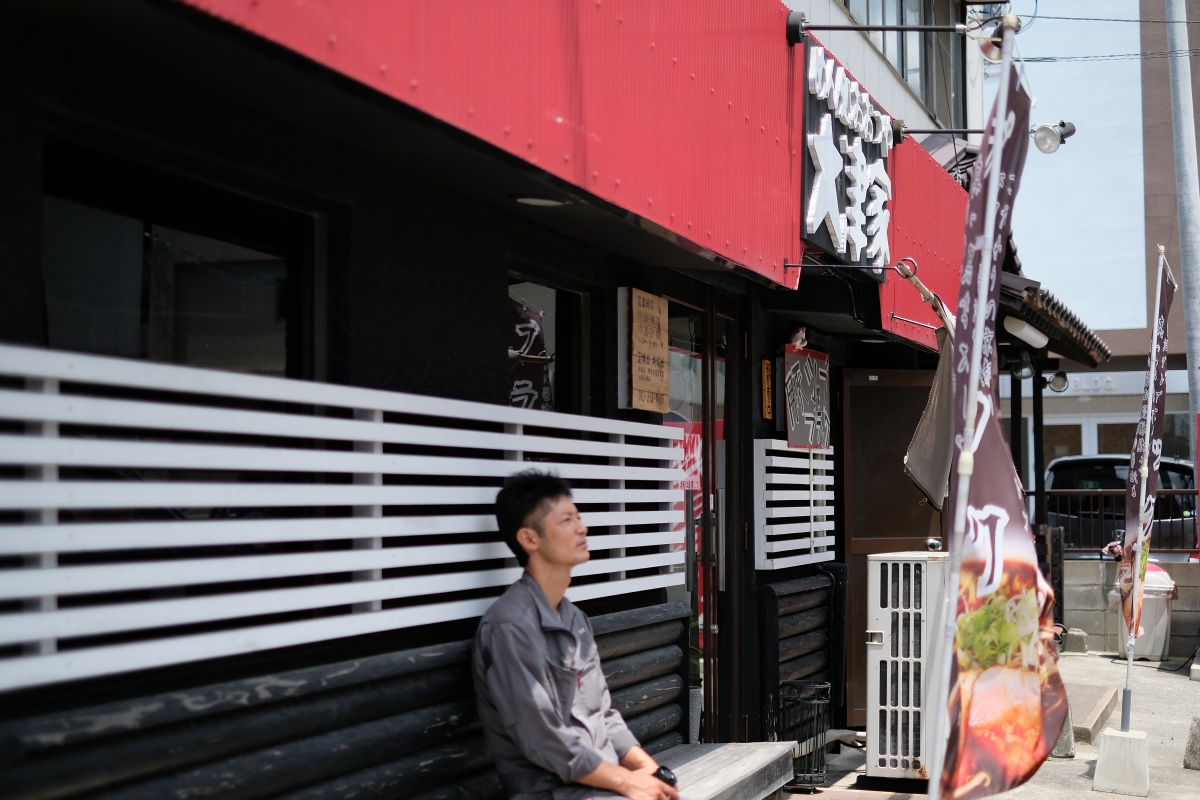 中太麺が選べる真っ黒なスープのブラックラーメンが大人気のめん処大津屋さん！