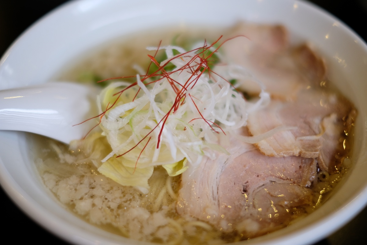 中太麺が選べる真っ黒なスープのブラックラーメンが大人気のめん処大津屋さん！
