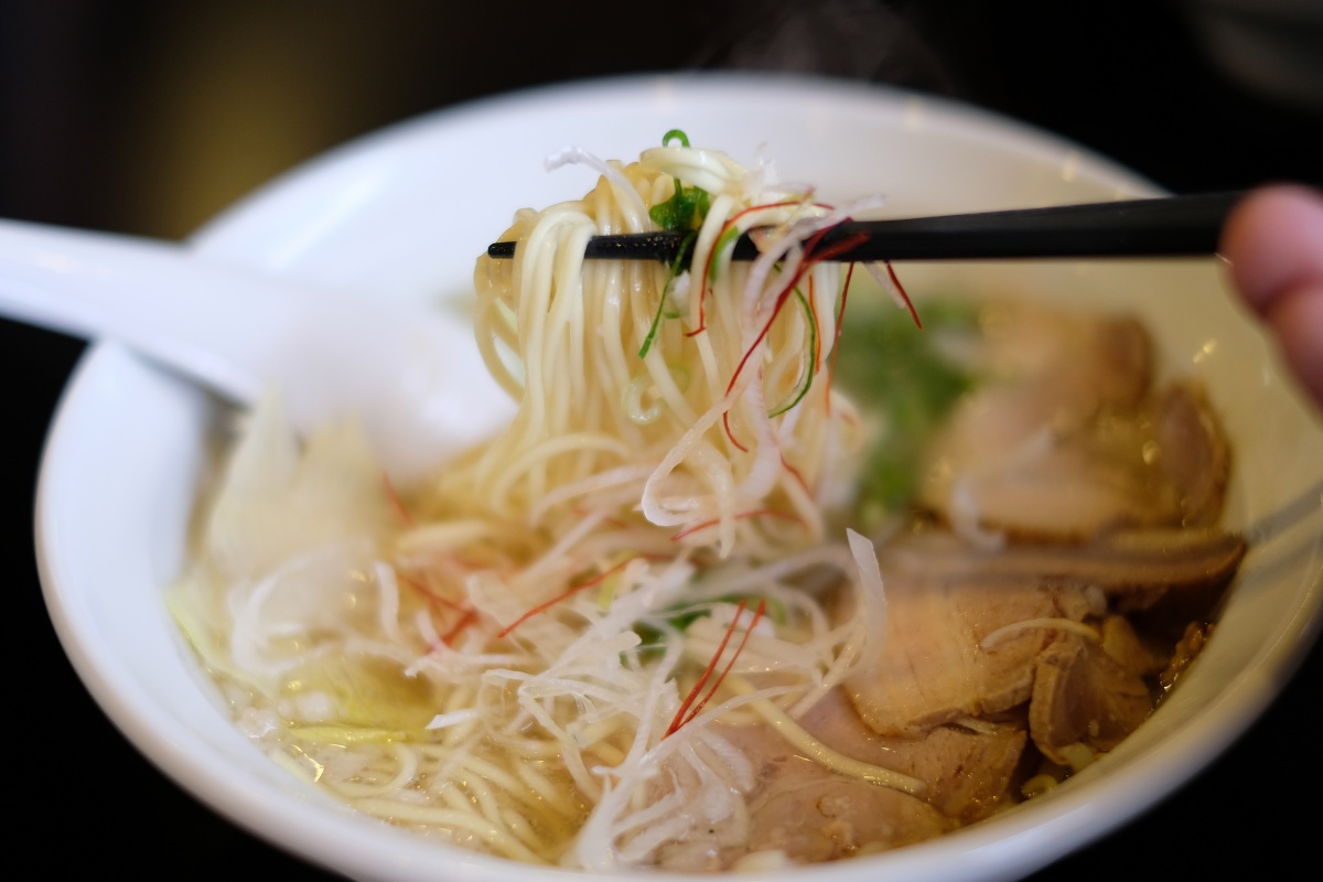 中太麺が選べる真っ黒なスープのブラックラーメンが大人気のめん処大津屋さん！