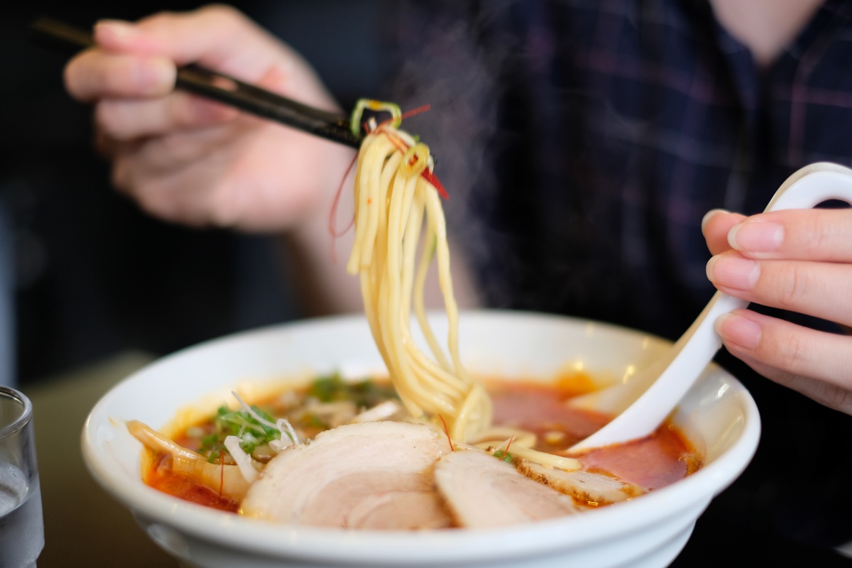 中太麺が選べる真っ黒なスープのブラックラーメンが大人気のめん処大津屋さん！