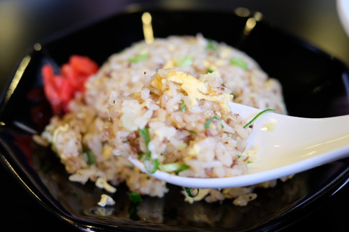 中太麺が選べる真っ黒なスープのブラックラーメンが大人気のめん処大津屋さん！