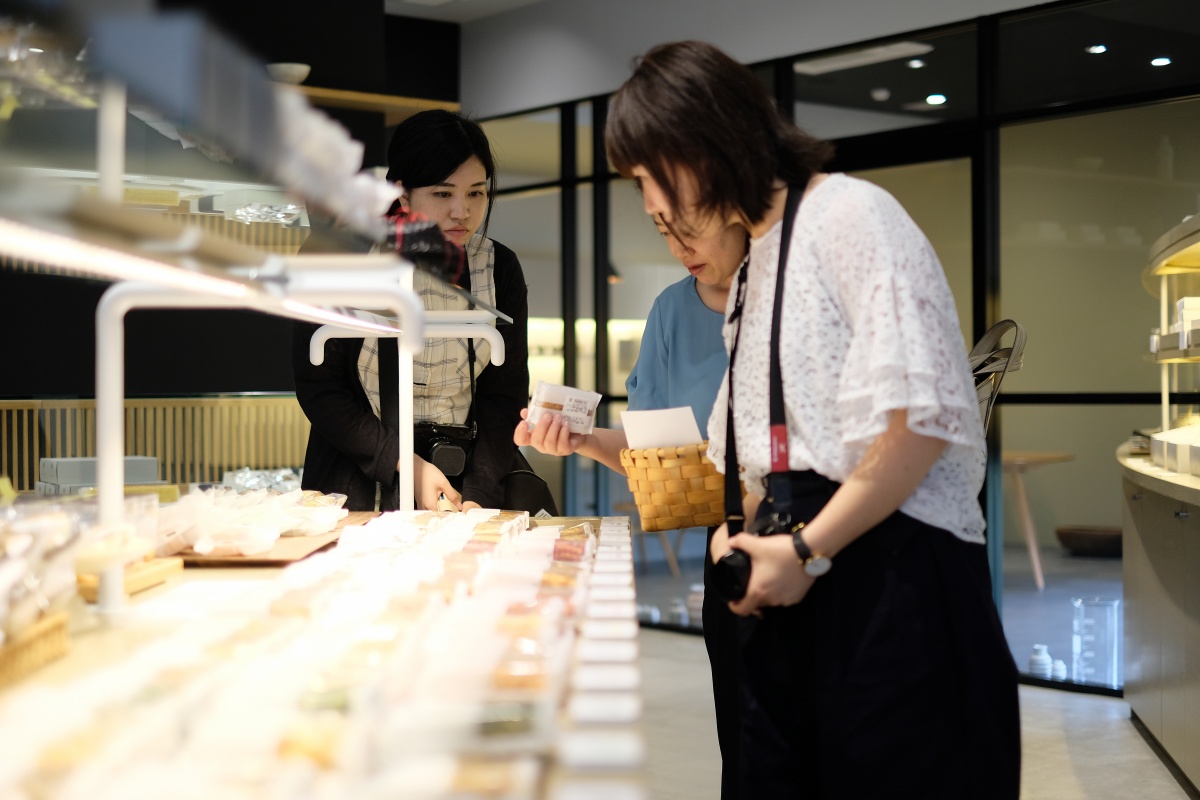 かりんとうの他にもおはぎや串団子、揚げ饅頭など伝統的で心休まる和菓子や、sweets shop FAVORI PLUSとコラボレートした洋菓子のテイストを取り入れた和菓子の数々、プレゼントや進物におすすめなギフトなど、どのようなシーンでもご利用いただけるお菓子を取り揃えております。私たちはすべてのお客様のそばに寄り添うお店で在り続けたいと思っております。菓匠きくたろう！