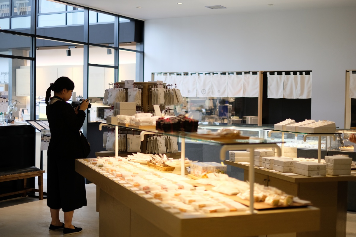 かりんとうの他にもおはぎや串団子、揚げ饅頭など伝統的で心休まる和菓子や、sweets shop FAVORI PLUSとコラボレートした洋菓子のテイストを取り入れた和菓子の数々、プレゼントや進物におすすめなギフトなど、どのようなシーンでもご利用いただけるお菓子を取り揃えております。私たちはすべてのお客様のそばに寄り添うお店で在り続けたいと思っております。菓匠きくたろう！