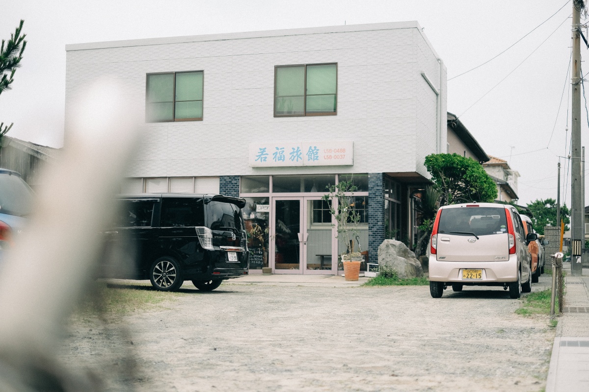 菓子工房na.nanの良太郎さん夫妻と波音を聞きながらゆったりと「しましま食堂」