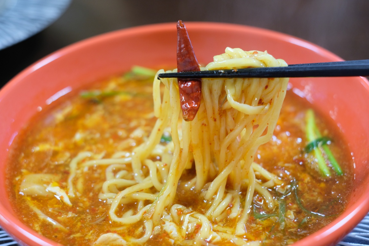 是非食べて見てとオススメされた「まぜめんや颯（そう）」の辛羅万笑「わや辛・激げき」