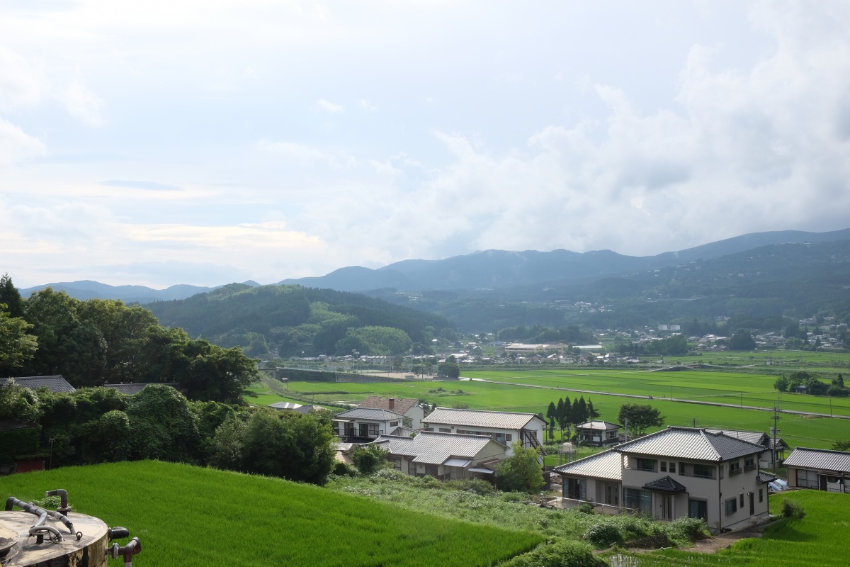 由布岳を借景にする「夢想園」由布院盆地の中心から少し離れた高台に位置し、園内に3棟からなるそれぞれの趣の異なった客室がある