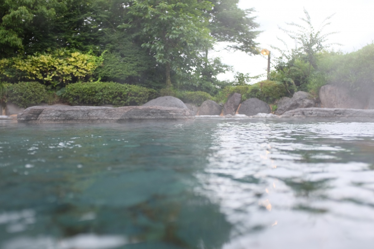 由布岳を借景にする「夢想園」由布院盆地の中心から少し離れた高台に位置し、園内に3棟からなるそれぞれの趣の異なった客室がある