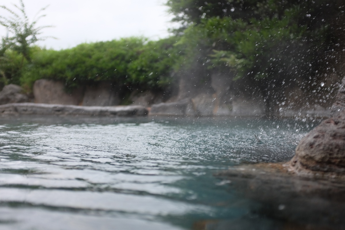 由布岳を借景にする「夢想園」由布院盆地の中心から少し離れた高台に位置し、園内に3棟からなるそれぞれの趣の異なった客室がある