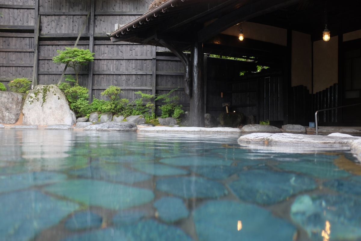 由布岳を借景にする「夢想園」由布院盆地の中心から少し離れた高台に位置し、園内に3棟からなるそれぞれの趣の異なった客室がある