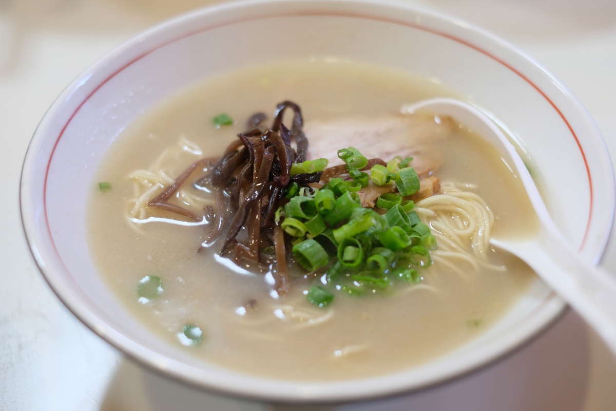 和食ひと筋の米田氏がつくるカラダに優しい本格あご出汁専門店！旨辛ラーメン、豚骨ラーメン、満天あご出汁ラーメンが本日オープン！