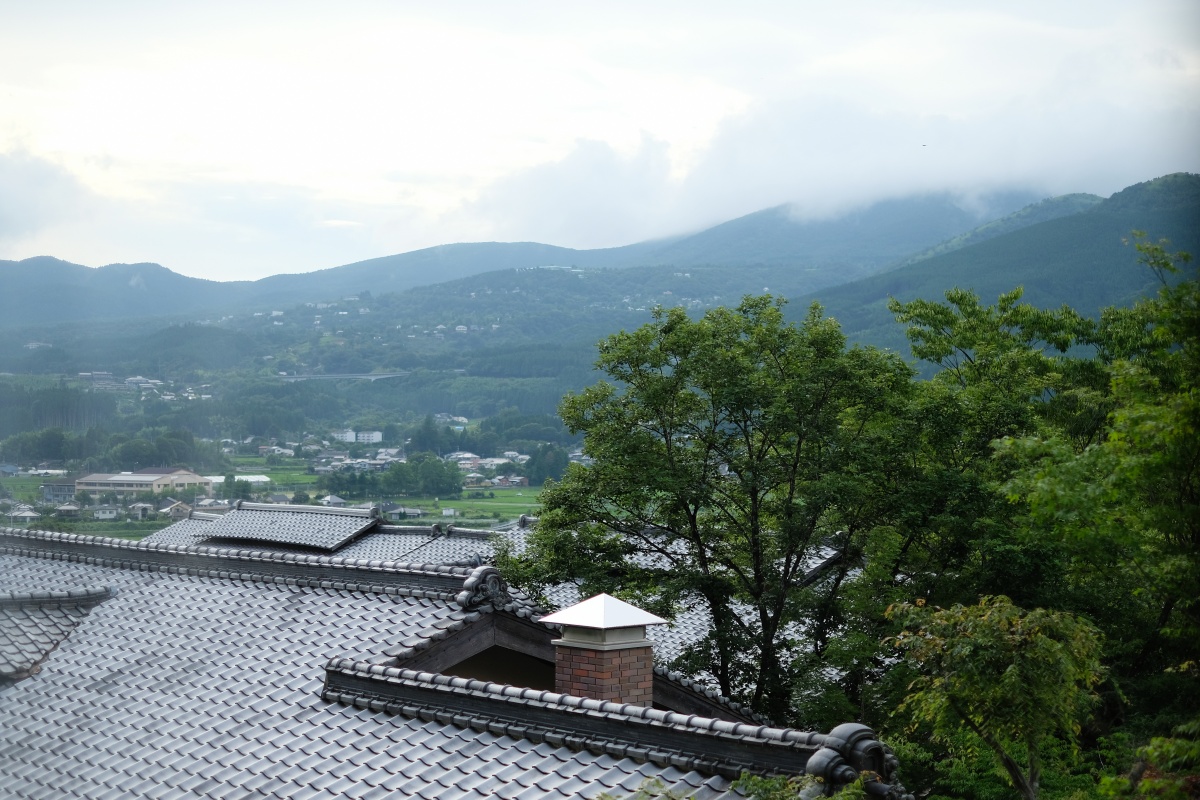 由布岳を借景にする「夢想園」由布院盆地の中心から少し離れた高台に位置し、園内に3棟からなるそれぞれの趣の異なった客室がある