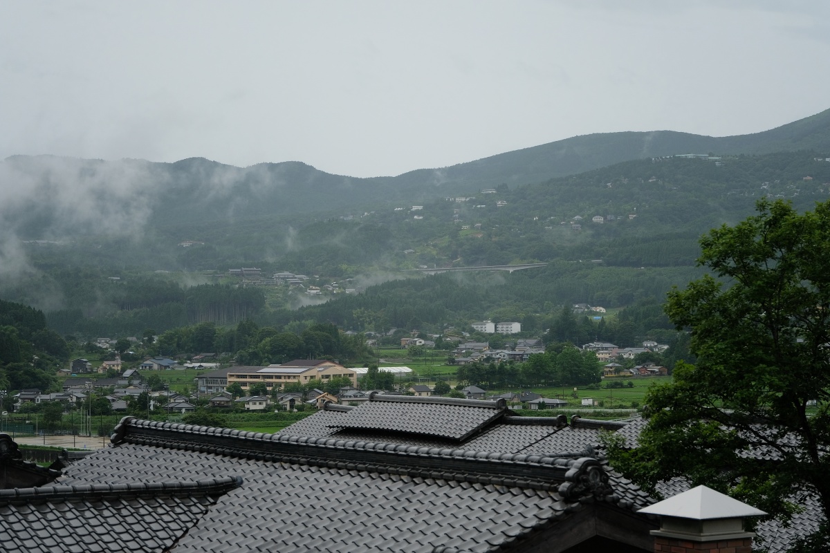 由布岳を借景にする「夢想園」由布院盆地の中心から少し離れた高台に位置し、園内に3棟からなるそれぞれの趣の異なった客室がある