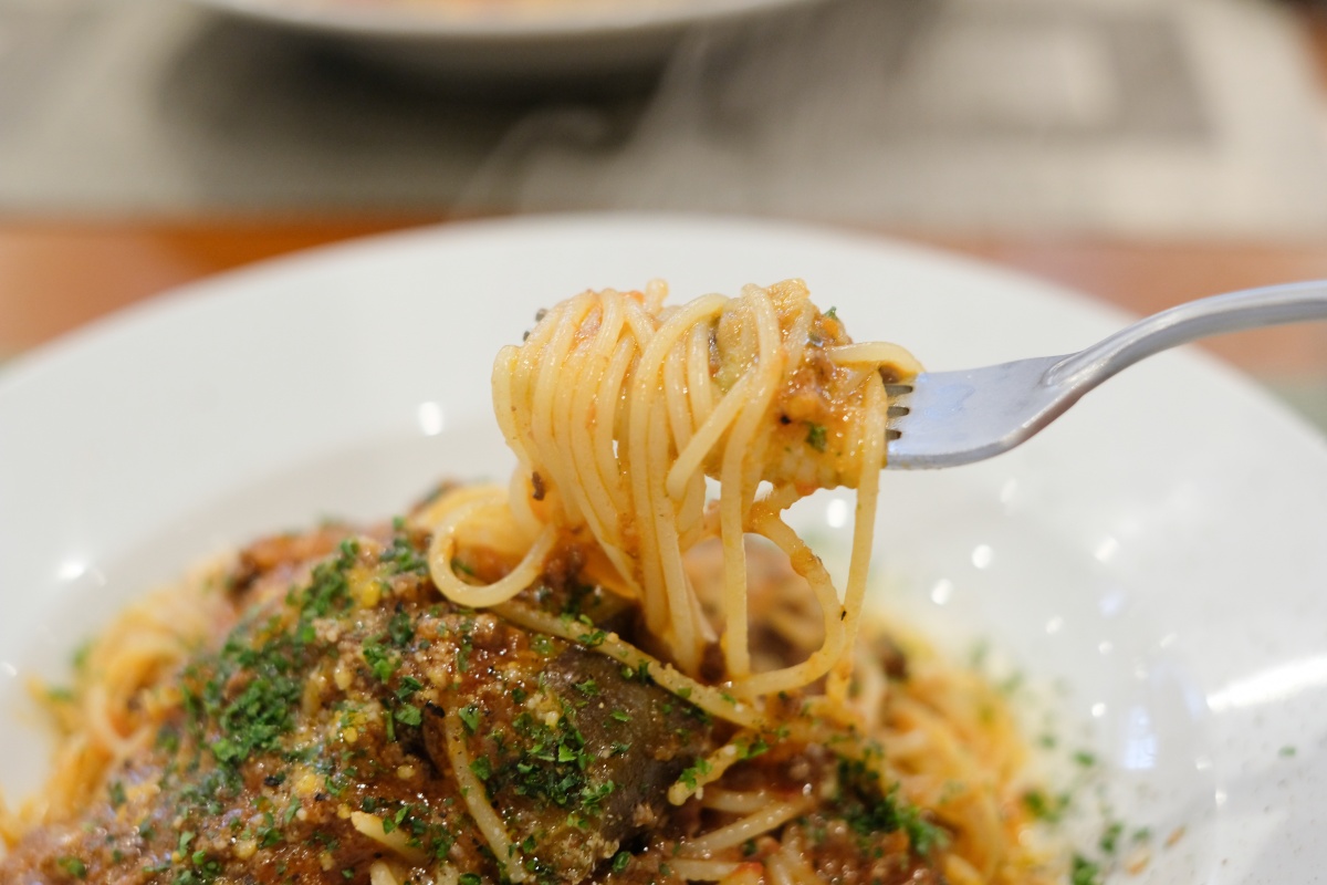 宇部「フレンチ食堂・ビストロトシ」揚げナスのトマトチーズパスタとトロトロ玉子のオムライス（限定10食）