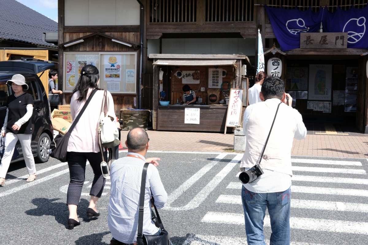 天気が良くてステキな青空が広がる日曜日！沢山のお客様が集まる「豊田町道の駅 蛍街道西ノ市」でホームページの撮影開始！