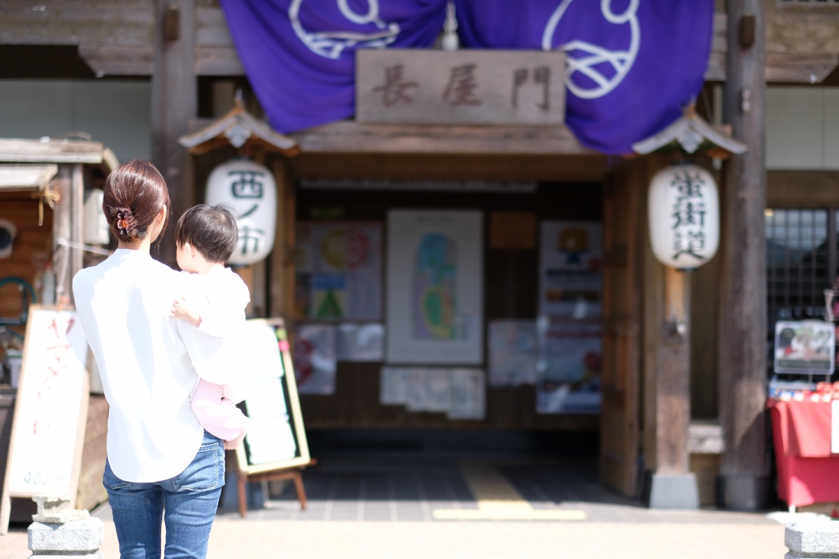 天気が良くてステキな青空が広がる日曜日！沢山のお客様が集まる「豊田町道の駅 蛍街道西ノ市」でホームページの撮影開始！