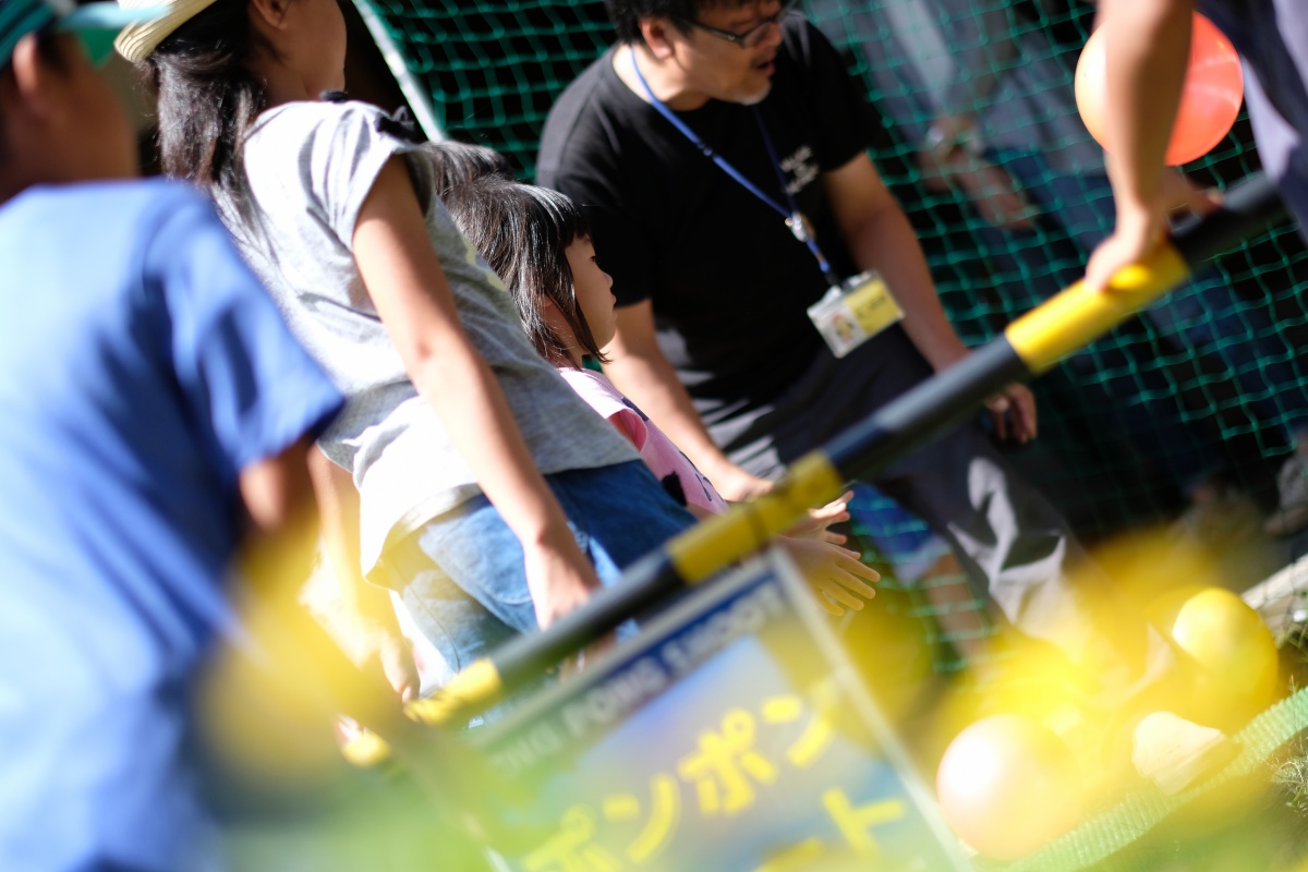 天気が良くてステキな青空が広がる日曜日！沢山のお客様が集まる「豊田町道の駅 蛍街道西ノ市」でホームページの撮影開始！