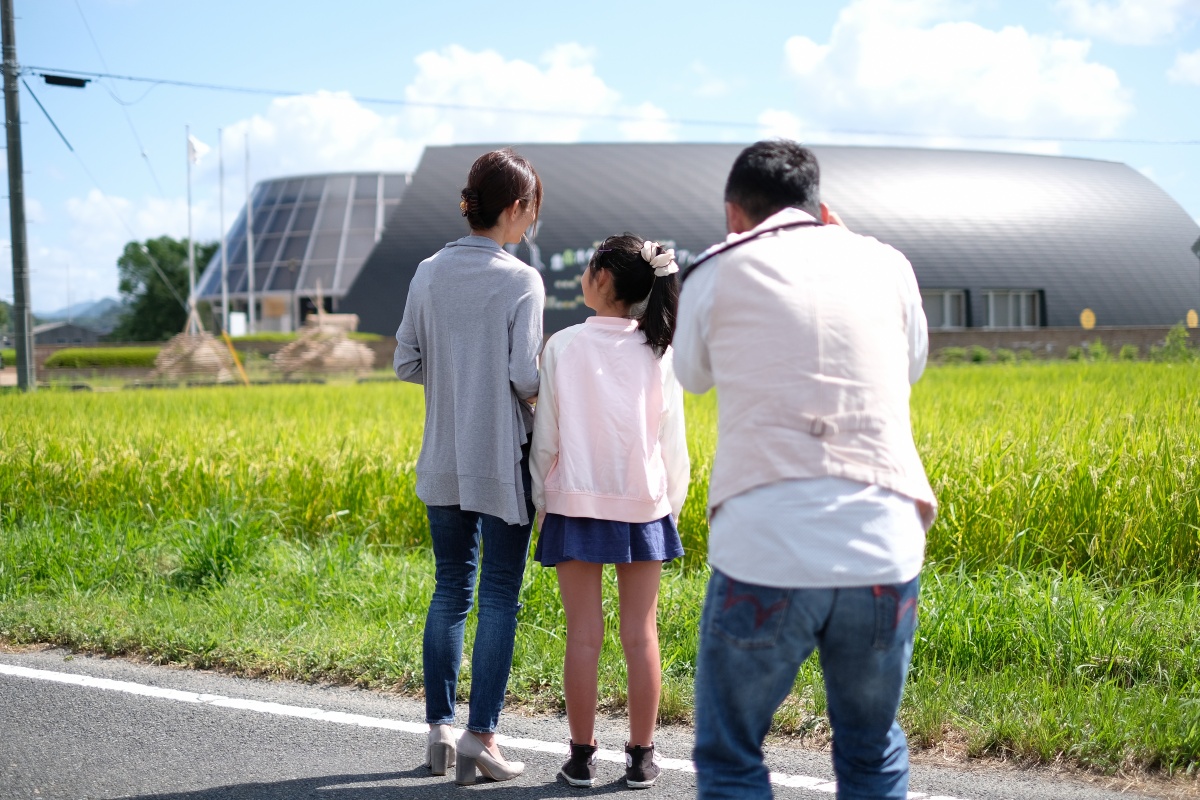 天気が良くてステキな青空が広がる日曜日！沢山のお客様が集まる「豊田町道の駅 蛍街道西ノ市」でホームページの撮影開始！