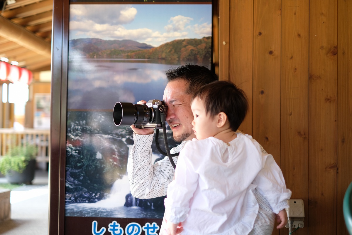 天気が良くてステキな青空が広がる日曜日！沢山のお客様が集まる「豊田町道の駅 蛍街道西ノ市」でホームページの撮影開始！