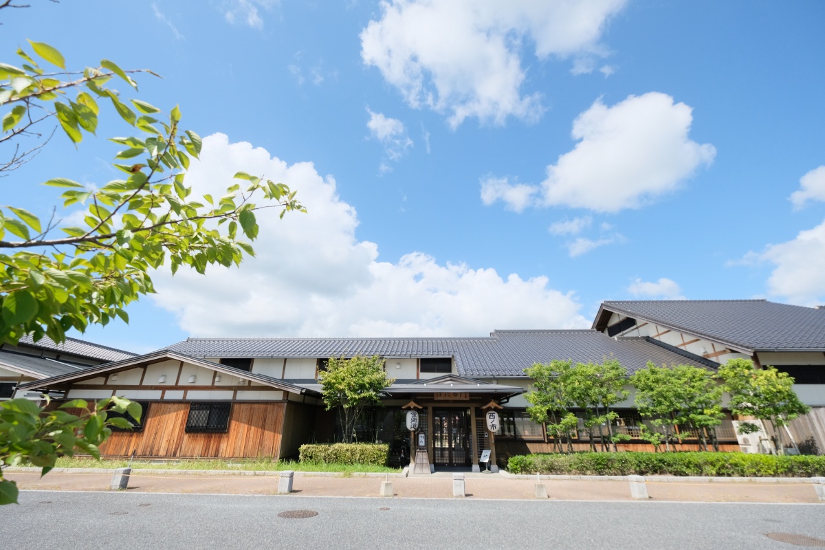 天気が良くてステキな青空が広がる日曜日！沢山のお客様が集まる「豊田町道の駅 蛍街道西ノ市」でホームページの撮影開始！