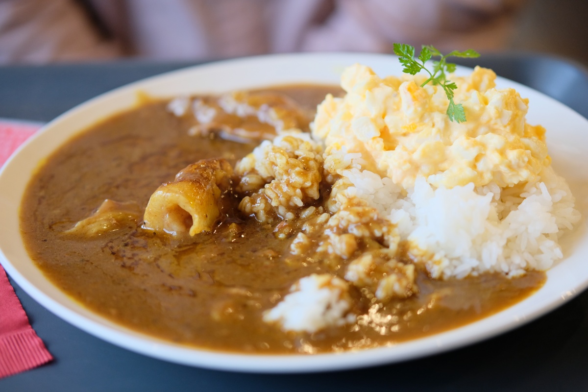 「デザイン」の刺激を受けた後は「牛すじカレー」で刺激を受ける！