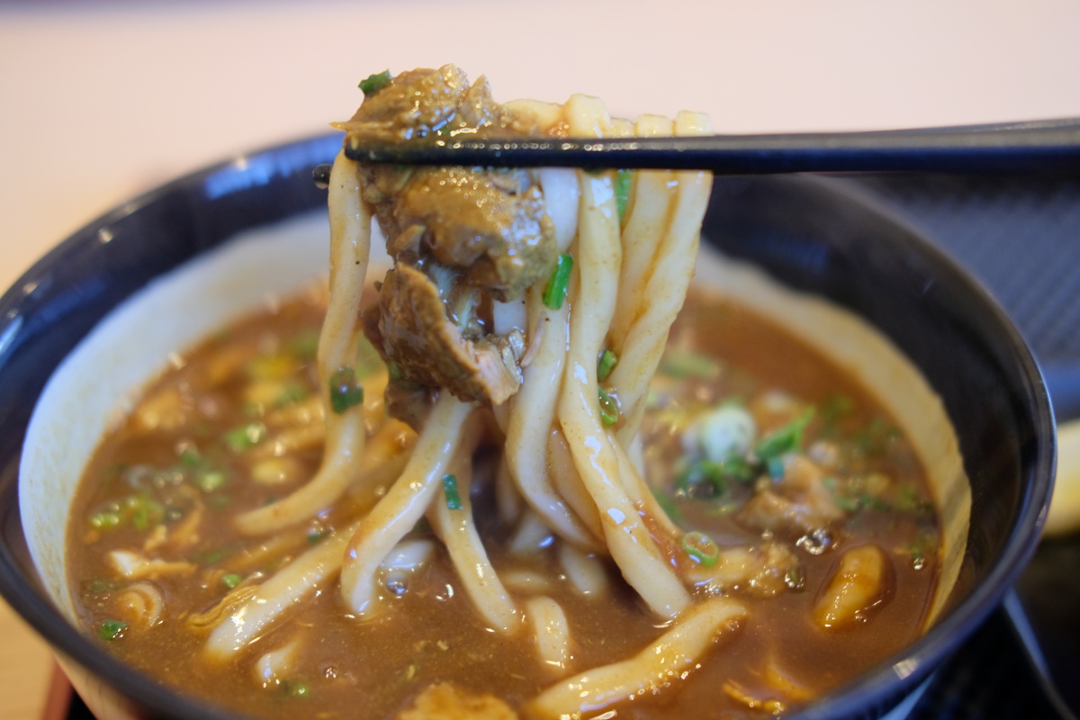 カレーうどんを食べるときは飛び跳ね注意！一途うどん！