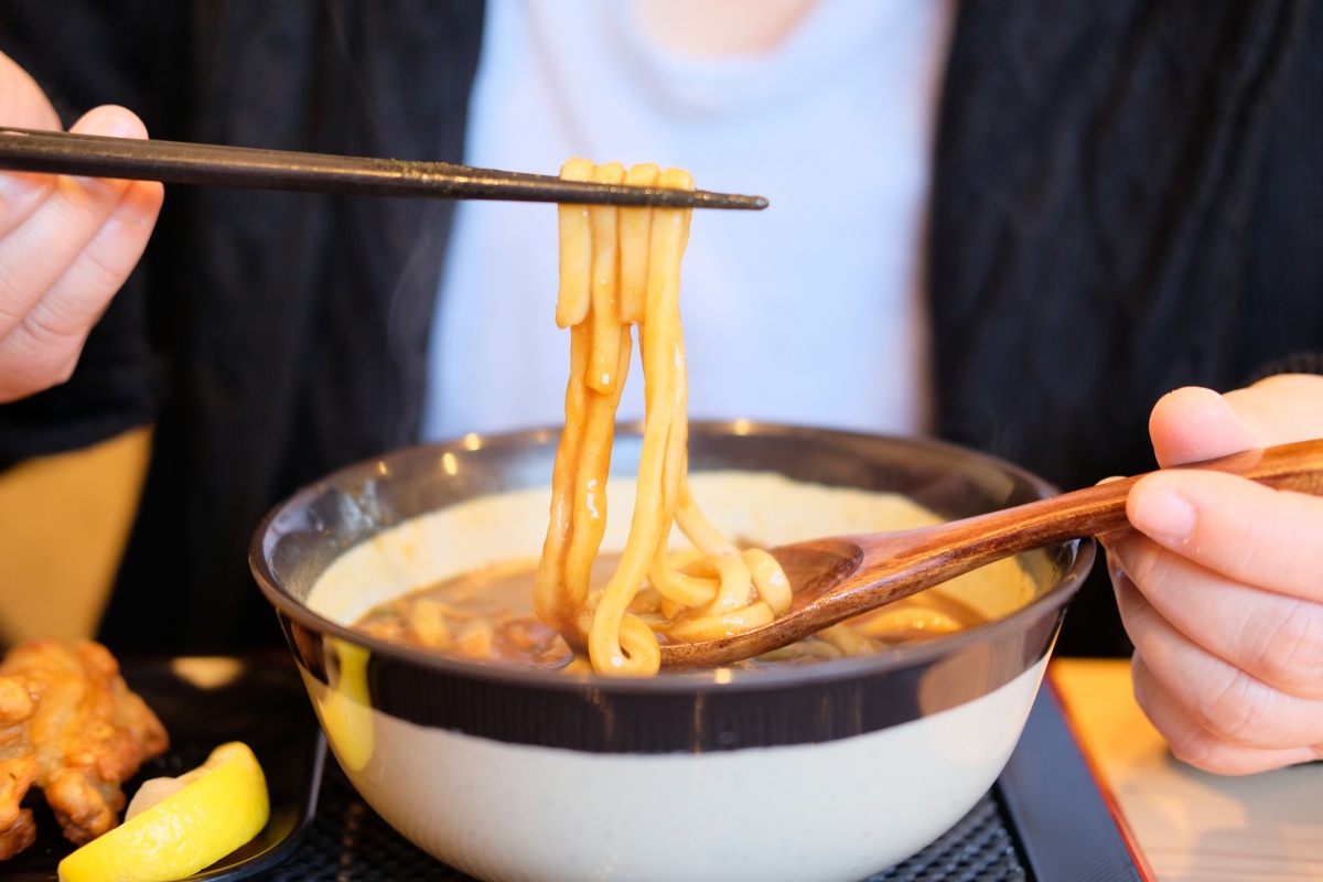 カレーうどんを食べるときは飛び跳ね注意！一途うどん！