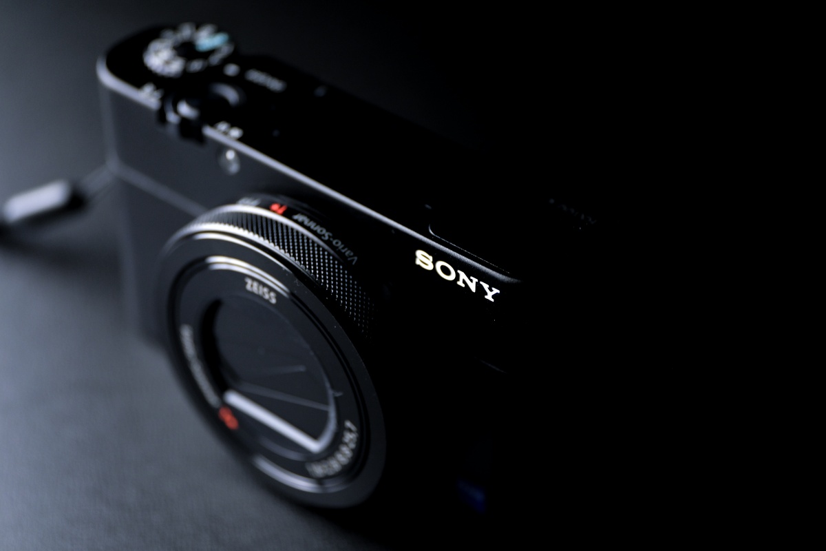 YouTuberに人気のSONY RX-100M5は動画に特化したコンパクトカメラ！