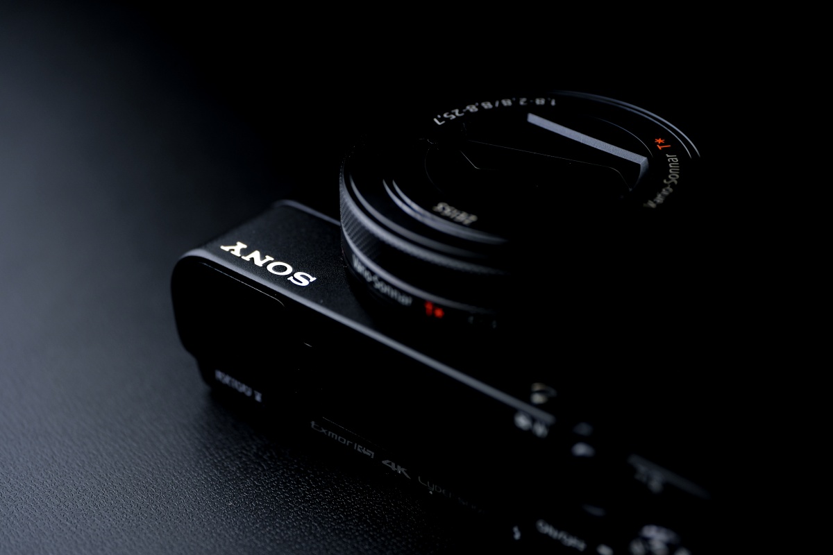YouTuberに人気のSONY RX-100M5は動画に特化したコンパクトカメラ！
