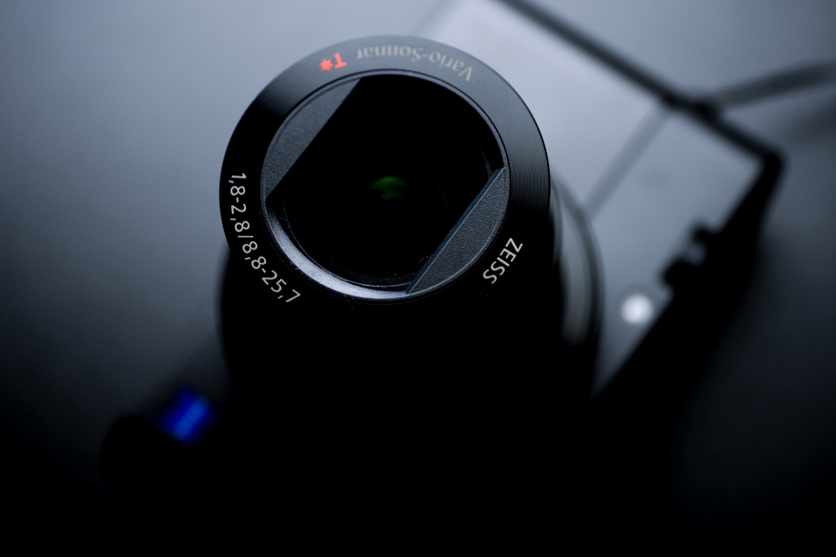 YouTuberに人気のSONY RX-100M5は動画に特化したコンパクトカメラ！