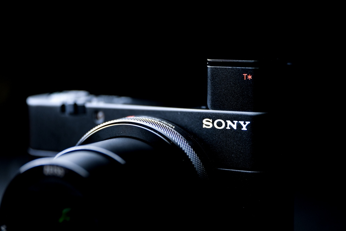 YouTuberに人気のSONY RX-100M5は動画に特化したコンパクトカメラ！